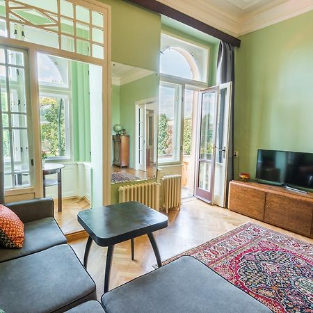 Riverside Apartment With A Balcony Прага Экстерьер фото